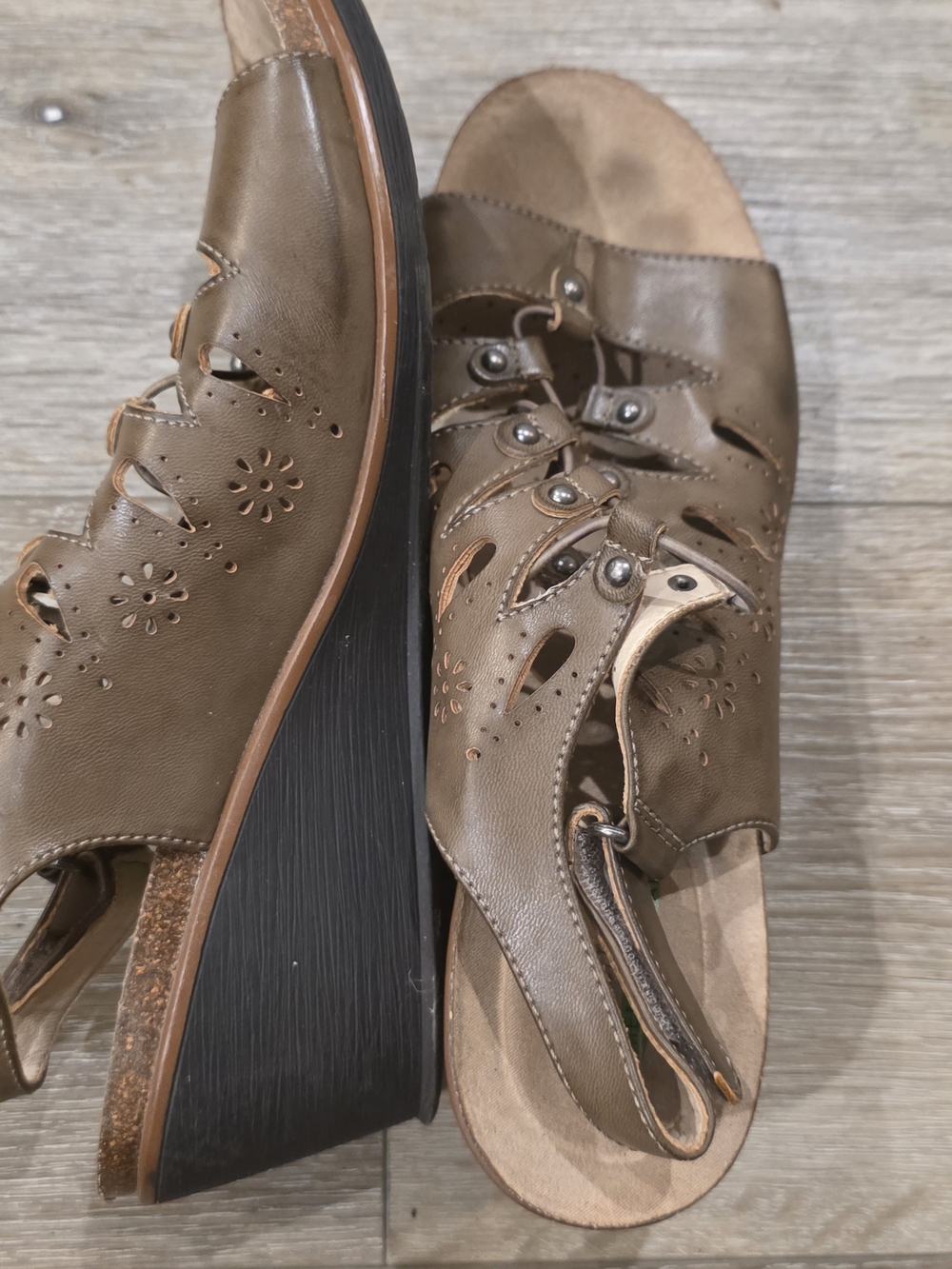 Baretraps Women’s Brown Leather Cutout Slingback Sandals - Picture 2 of 3